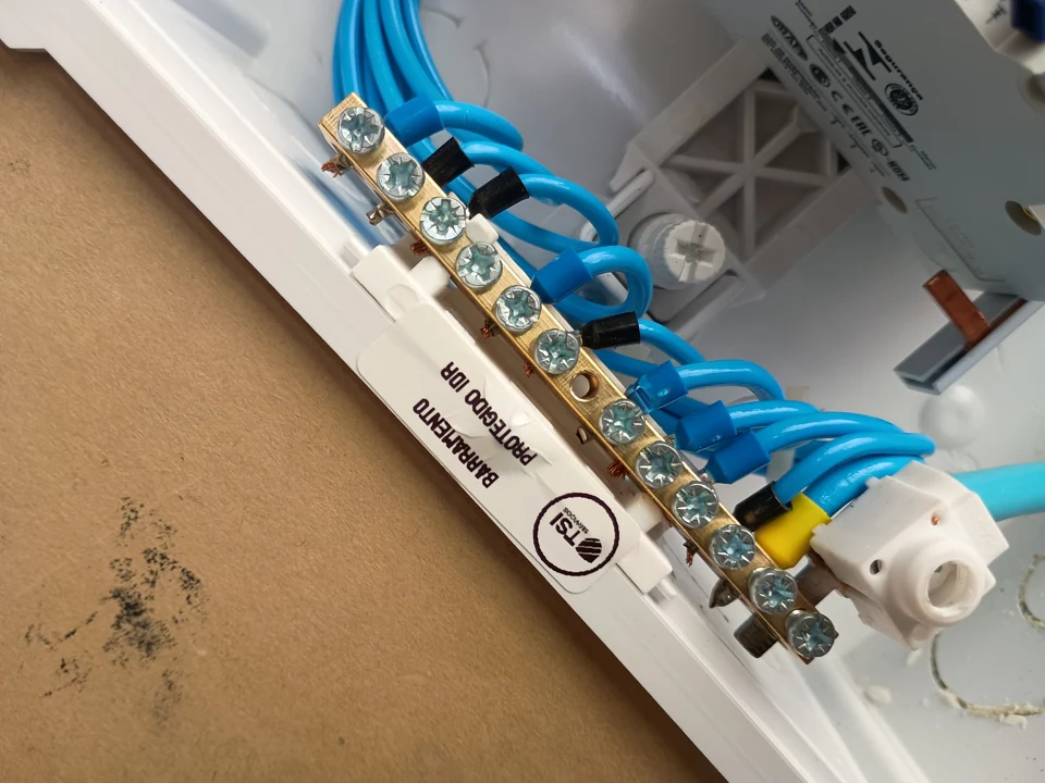 Condutores azuis conectados ao barramento do quadro elétrico